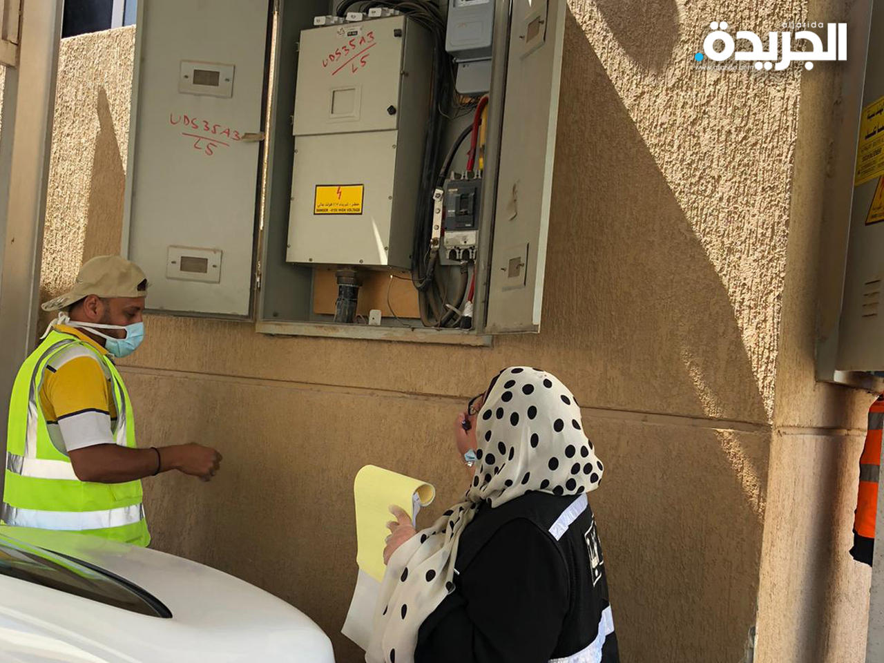 المهندسة إقبال الطيار خلال قطع الكهرباء عن أحد العقارات المخالفة