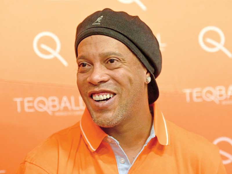  نجم كرة القدم البرازيلية السابق رونالدينيو 