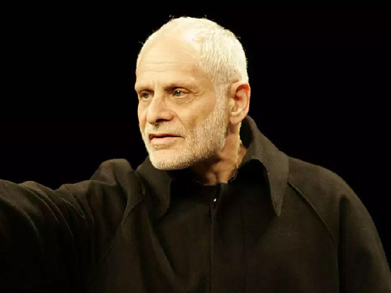  الممثل البريطاني بروس مايرز