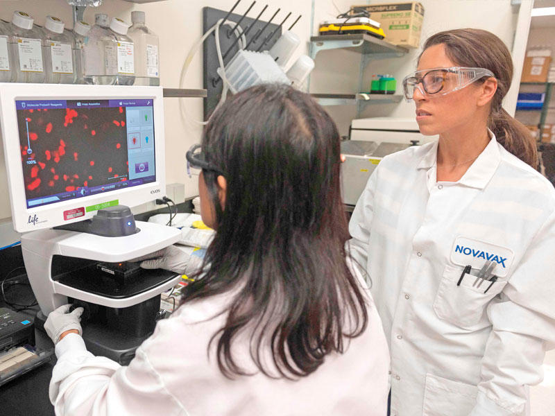 علماء أميركيون في مختبر يجتهدون للوصول إلى علاج لفيروس كورونا