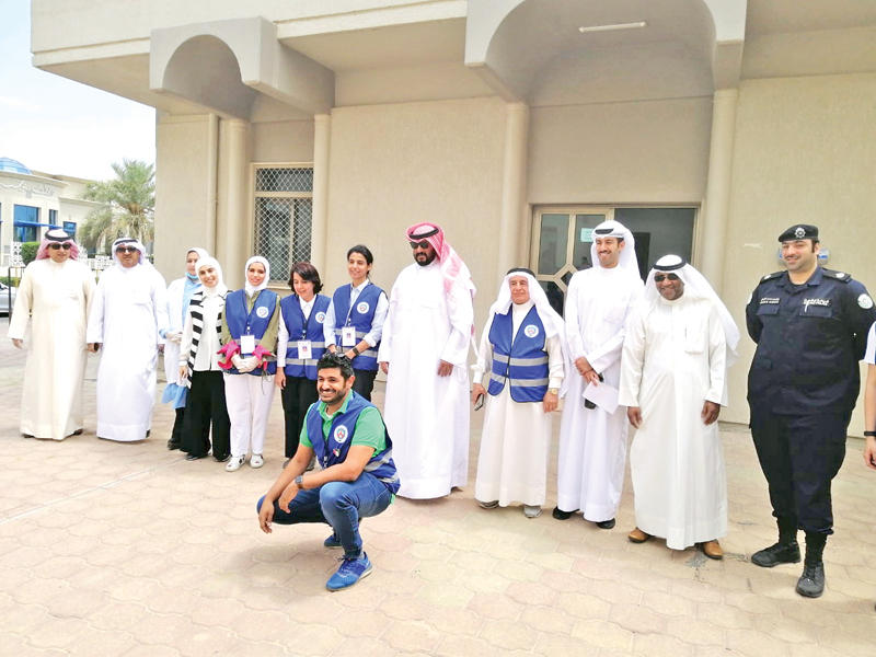 محافظ العاصمة والمختار الوقيان مع بعض الفرق التطوعية بضاحية عبدالله السالم