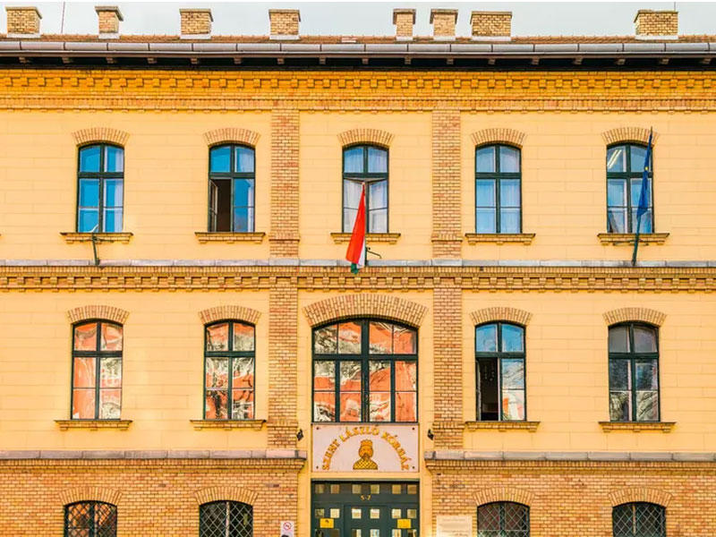 المركز الصحي حيث يتم الحجر على المصابين بكورونا في المجر