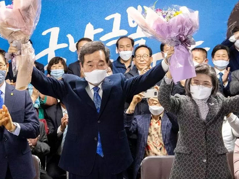 لي ناك يون رئيس وزراء كوريا الجنوبية ومرشح الحزب الديمقراطي الحاكم وزوجته كيم سوك هي يحملان الزهور في علامة على الفوز في الانتخابات البرلمانية في سيول