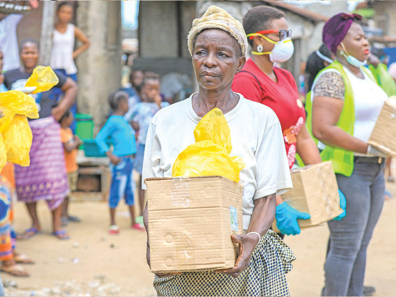 نيجيرية بعد حصولها على حصة غذائية مجانية (رويترز)
