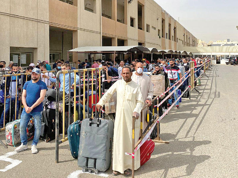 طوابير المخالفين خلال إنجاز إجراءات السفر