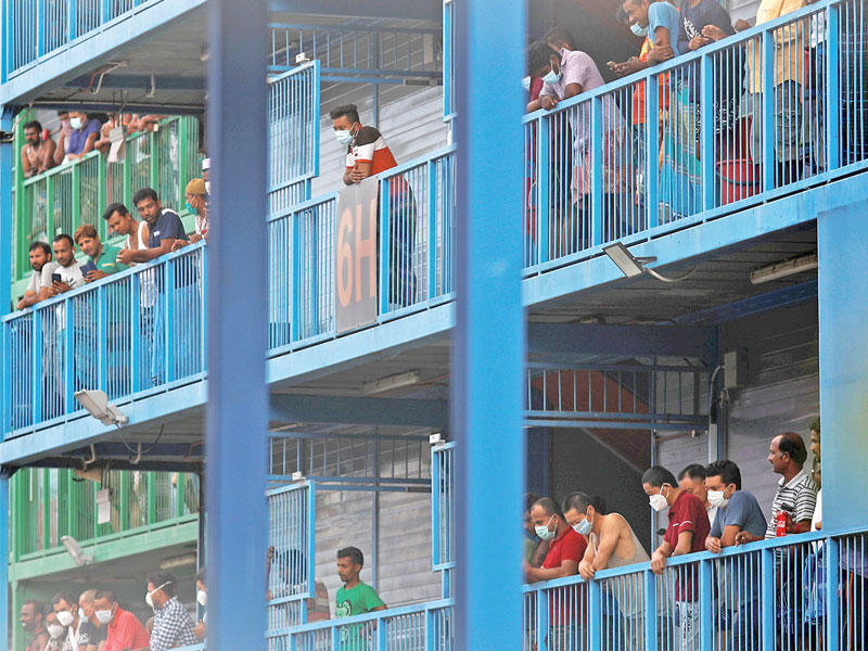 عاملون أجانب في مجمع سكني في سنغافورة (رويترز)