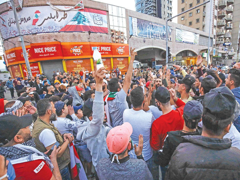 لبنانيون يتجاهلون كورونا ويتظاهرون بطرابلس أمس الأول احتجاجاً على الوضع الاقتصادي t(أ ف ب)