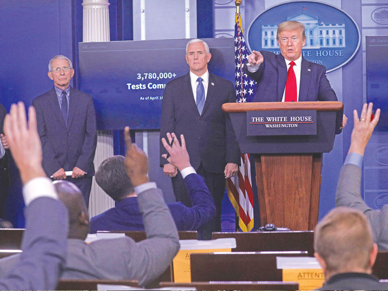 ترامب خلال مؤتمر صحافي في البيت الأبيض بواشنطن أمس الأول t(رويترز)