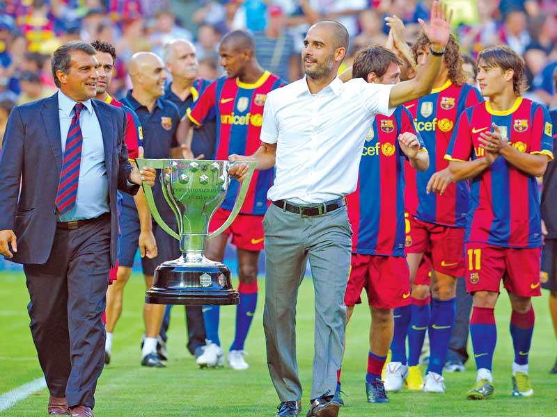 غوارديولا مدرب برشلونة السابق إلى جانب لابورتا عام 2010