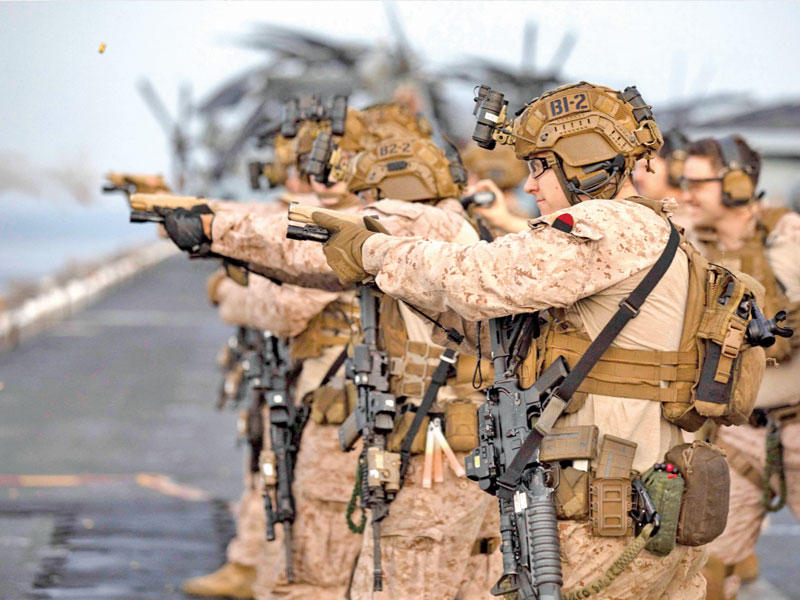 بحارة أميركيون خلال تدريبات خاصةt (صفحة الأسطول الخامس)