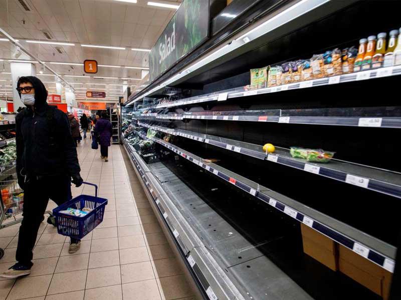 المستهلكون ينقضون على المتاجر التي لم يعد لديها أي بضائع غير مبيعة