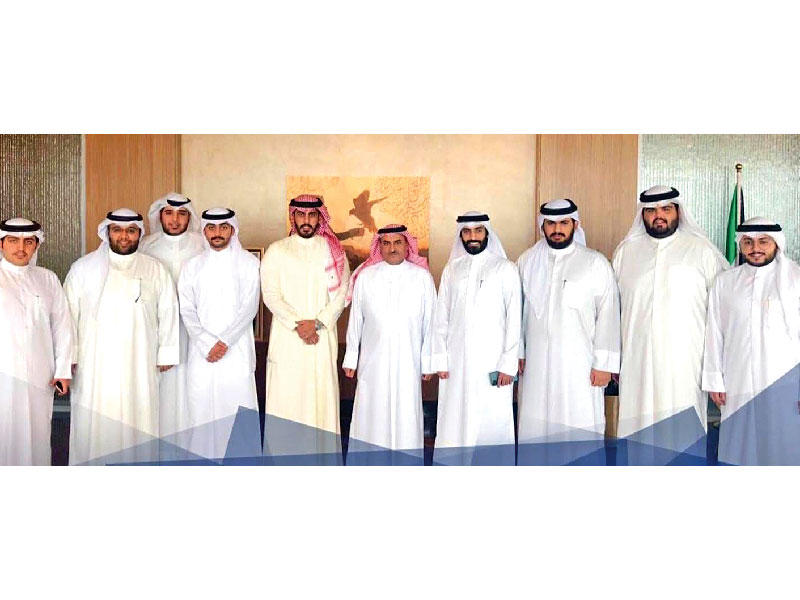 الحربي متوسطاً الوفد الطلابي أمس