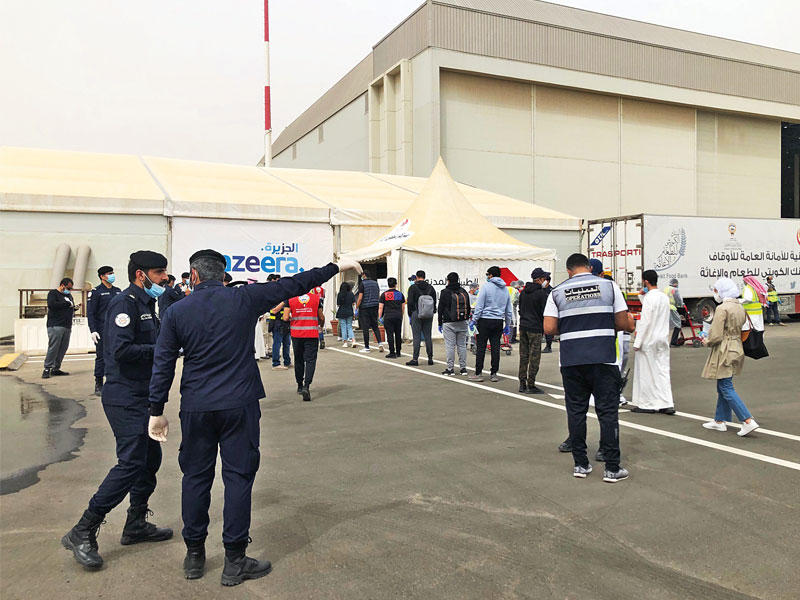 إجراءات لتسجيل ومعاينة العائدين بالمطار أمس
