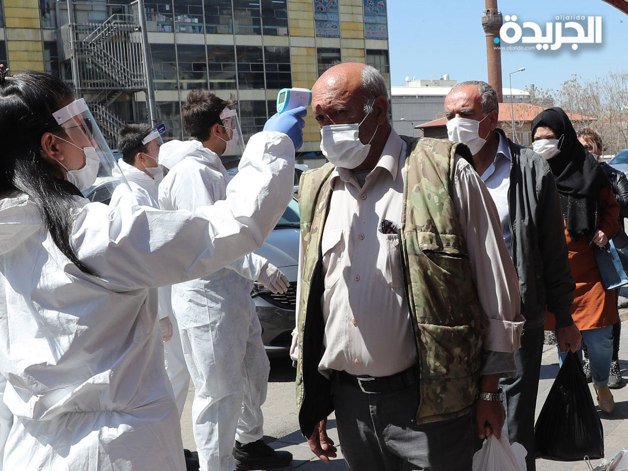 جان من عملية فحص الزبائن قبل دخول أحد الأسواق في تركيا