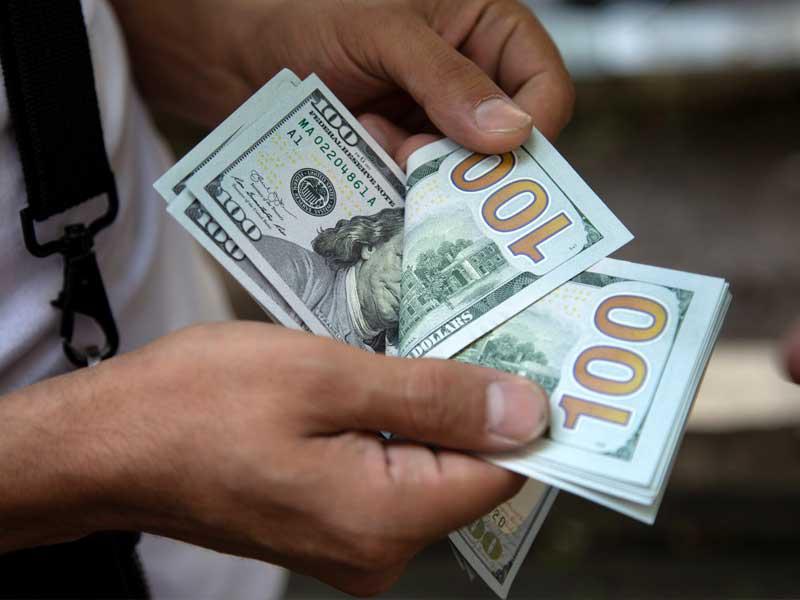 الدولار يرتفع مع انحسار شهية المخاطرة وتراجع الذهب