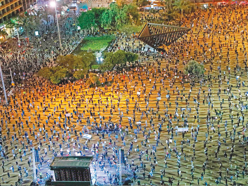 آلاف الإسرائيليين يتظاهرون في ساحة إسحاق رابين بتل أبيب مساء أمس الأول