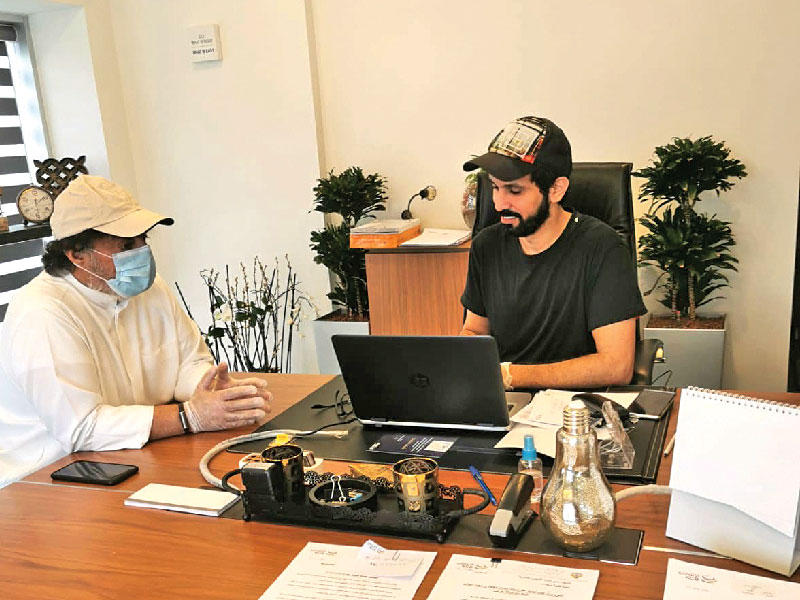 المضف خلال متابعته مع مدير مركز نظم المعلومات حمود المحيميد