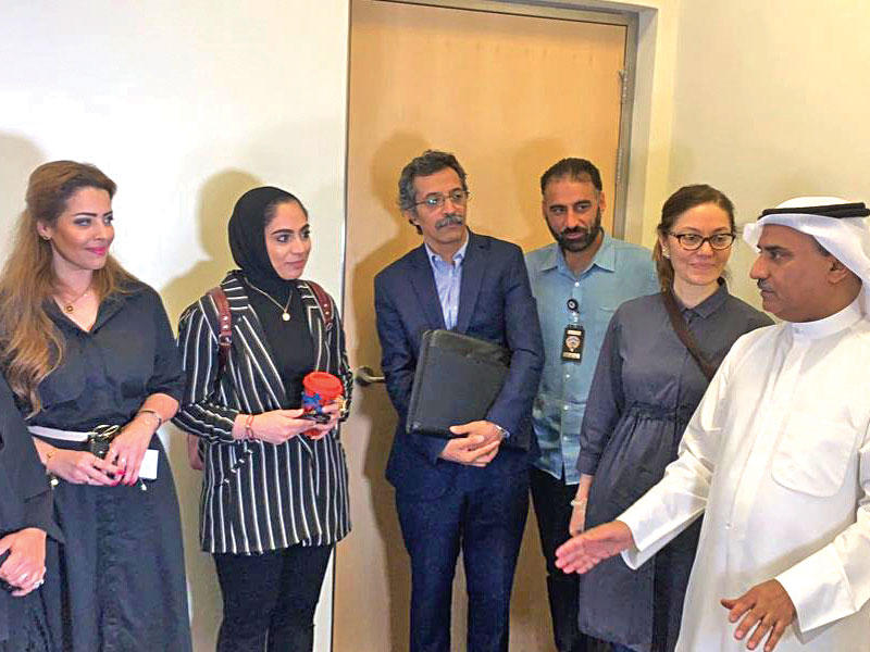 الحربي خلال تفقده تسجيل المواد التعليمية امس