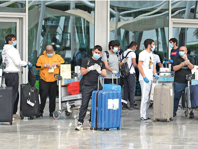 عائدون على متن إحدى الرحلات أمام مبنى «الكويتية» أمس (تصوير نوفل إبراهيم)