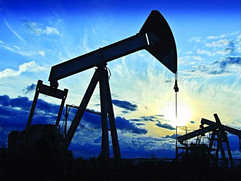 المخزون العالمي للنفط يتراكم ويضغط على سعر الخام الأميركي