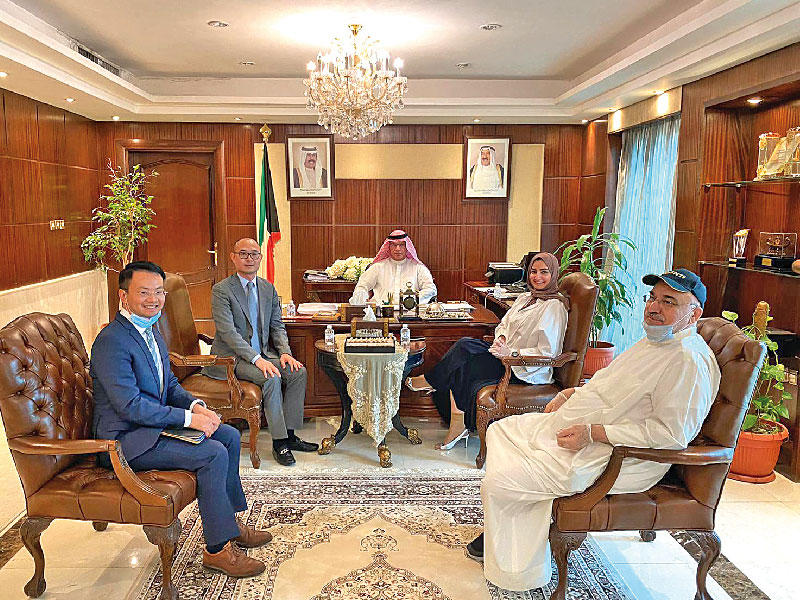 الحريص وممثلو «هواوي» خلال الاجتماع