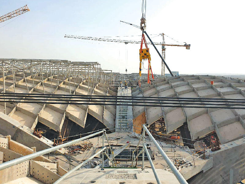 جانب من الألواح الهيكلية لسقف مبنى المطار T2