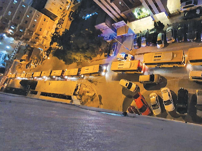 حافلات خلال نقل العمالة