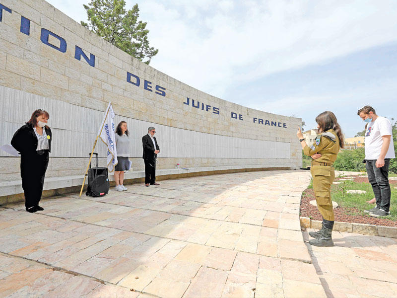 إسرائيليون خلال مراسم لإحياء ذكرى «الهولوكوست» قرب القدس المحتلة أمس (أ ف ب)