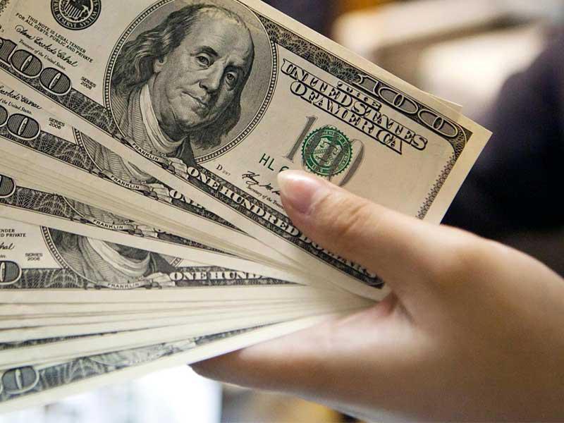 الدولار يكسب مع عزوف عن المخاطرة 