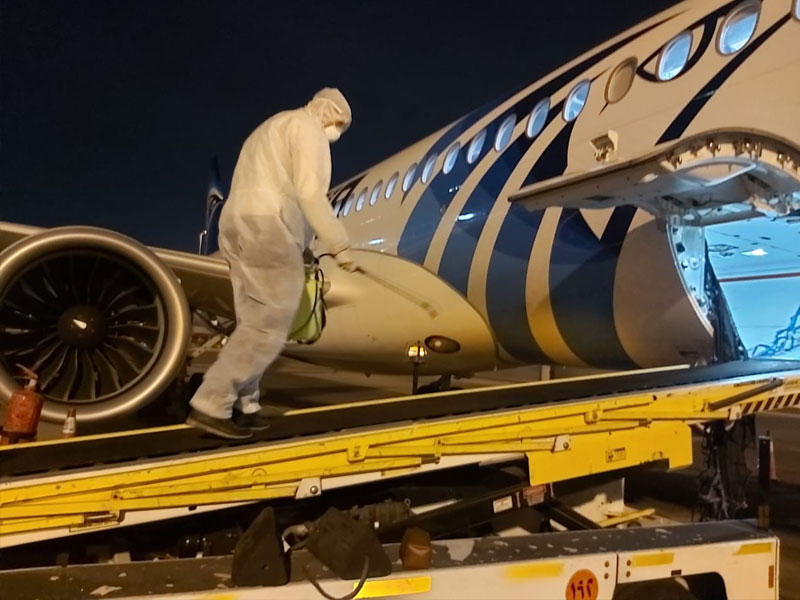 أحدي العاملين لشركة مصر للطيران يقوم بتعقييم طائرات الشركة