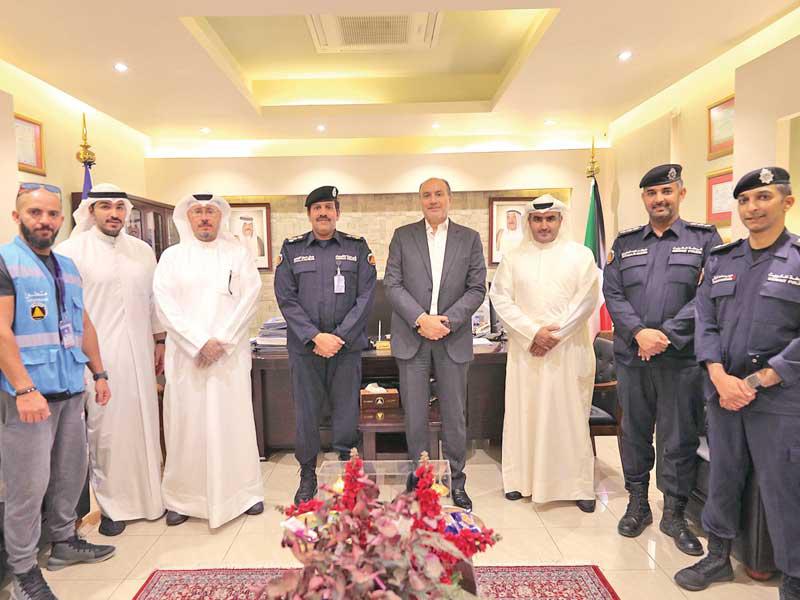  لقطة جماعية مع فريق الدفاع المدني