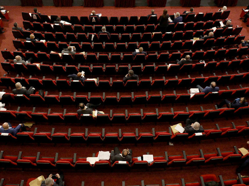  مشرعون لبنانيون يحضرون اجتماعًا برلمانيًا في قصر اليونيسكو في إطار إجراءات لوقف انتشار فيروس كورونا