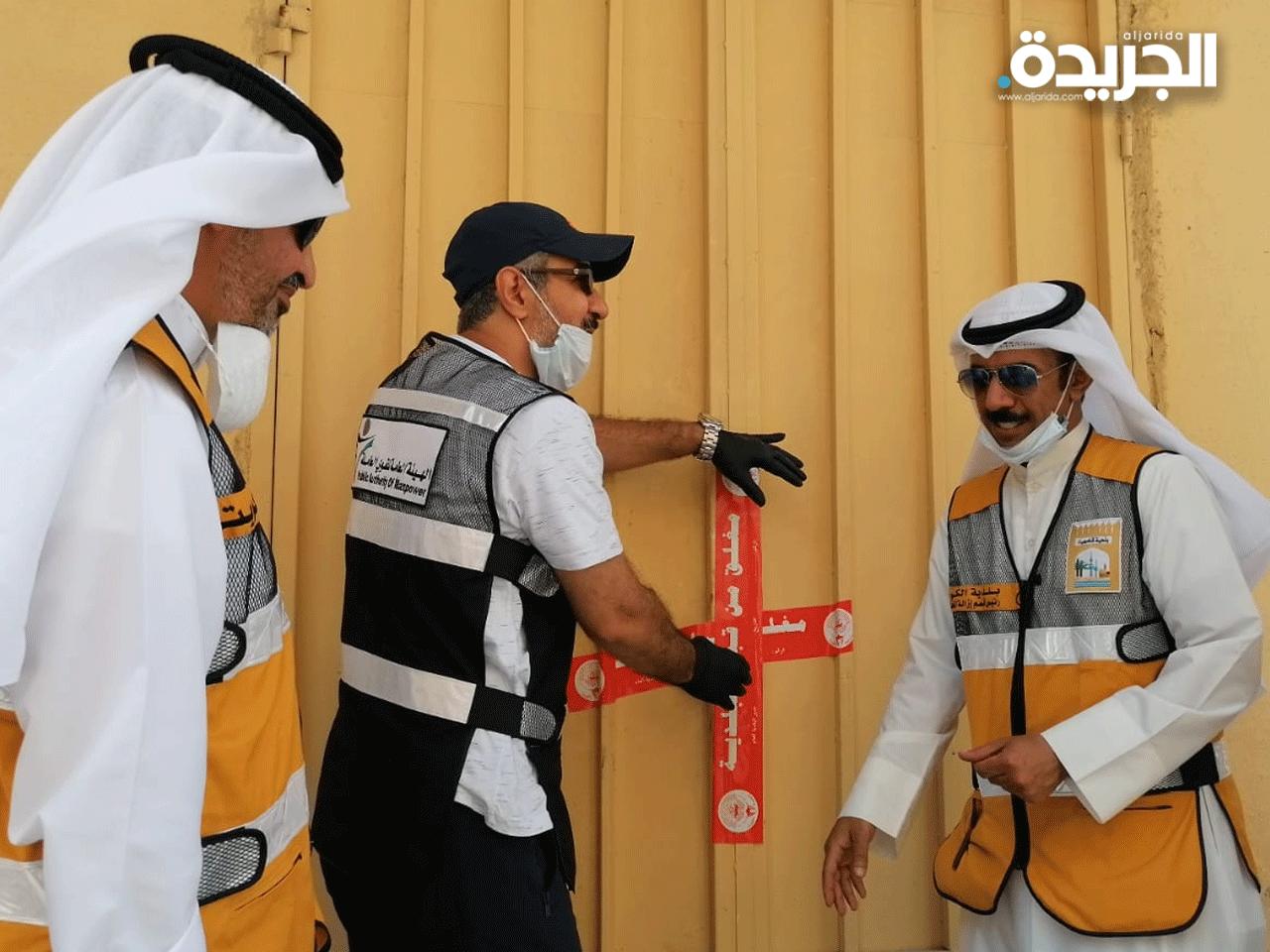  فريق البلدية يضع ملصقات الاغلاق على السراديب المخالفة 