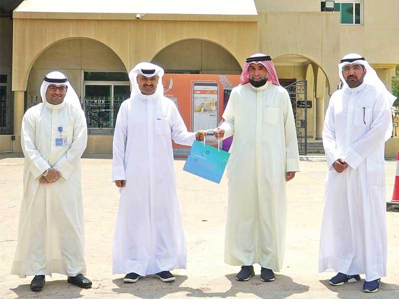 فريق «زين» أثناء تسليم «الماچلة» إلى بنك الطعام الكويتي