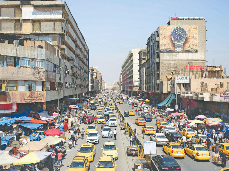 زحام وسط بغداد بعد تخفيف حظر التجول أمس الأول (أ ف ب)