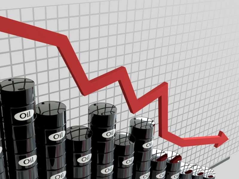 انهيار طلب النفط يلقي بظلاله على سعر البرميل
