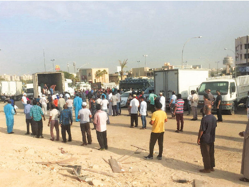 توزيع السلات الغذائية على العمال والمقيمين بالجليب