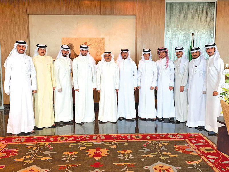 الحربي متوسطاً وفد «التطبيقي»