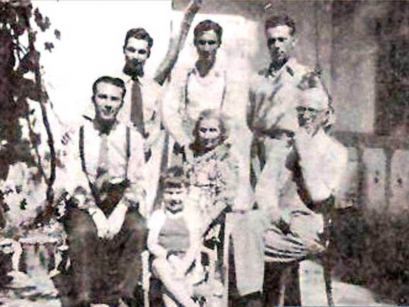 عائلة نزار قباني (أبوه وأمه وإخوته)