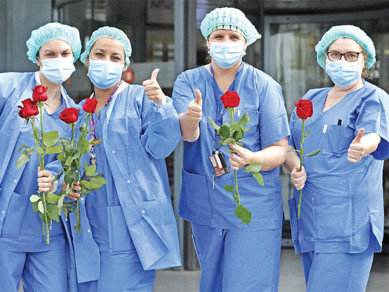 عاملات بالقطاع الصحي يحتفلن بعيد ديني في برشلونة أمسt (إي بي أيه)