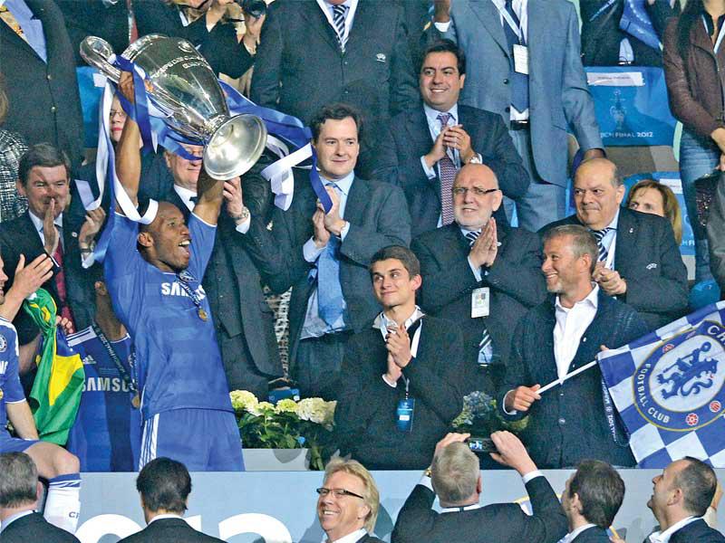 دروغبا نجم تشلسي السابق يحمل كأس دوري الأبطال أمام مالك النادي أبراموفيتش