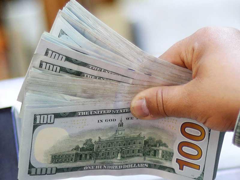 الدولار يتخلى عن مكاسبه مقابل عملات السلع الأولية