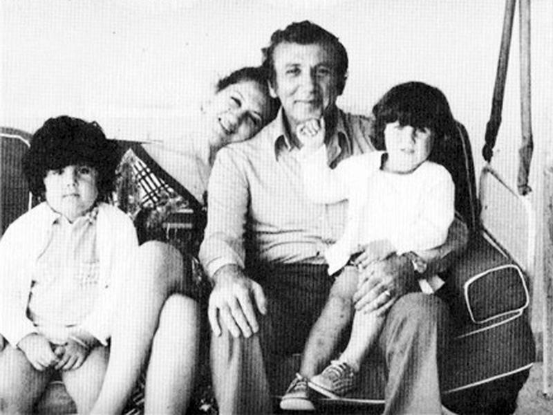 الشاعر نزار قباني وعائلته