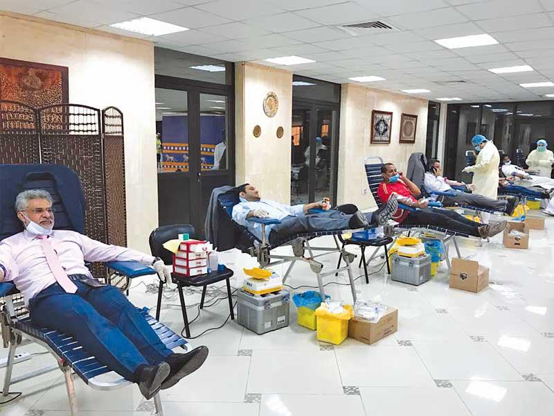 جانب من المشاركين في حملة التبرع بالدم