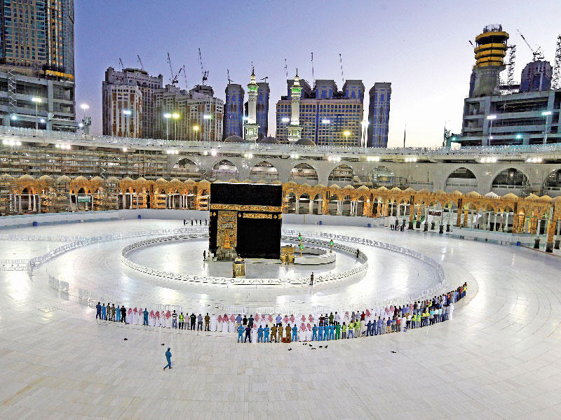 عدد محدود من المصلين وعمال الحرم المكي الشريف يؤدون الصلاة أمس الأول (رويترز)