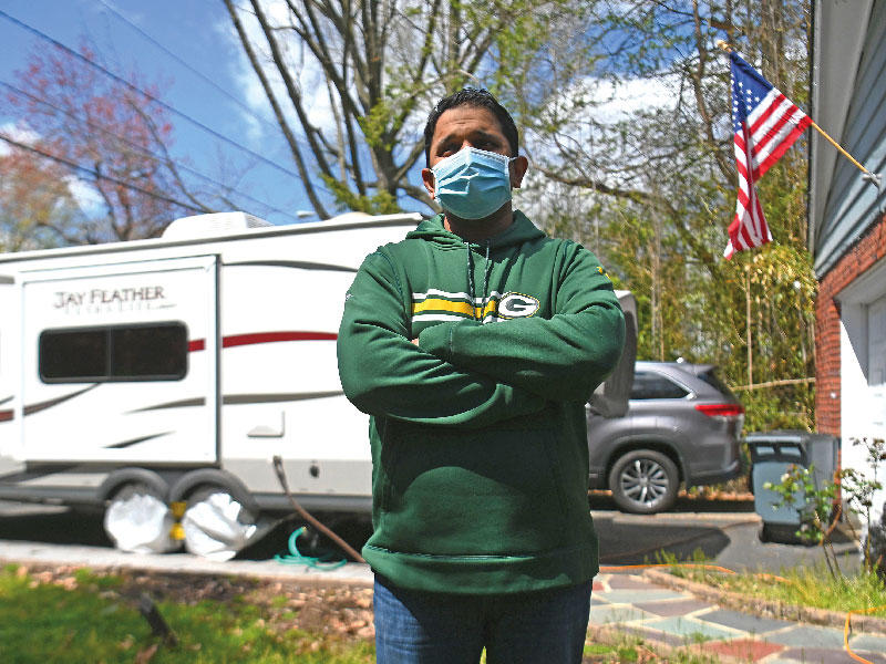 طبيب أميركي أمام «منزل متنقل» وضعه في باحة بيته بنيوجيرزي (أ ف ب)