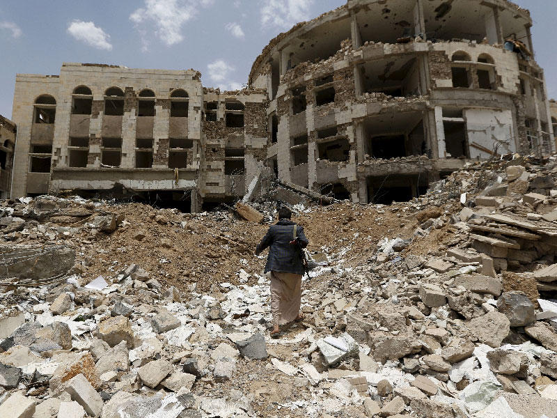 الحوثيون يستعيدون معسكر اللبنات ويخسرون 3 كتائب