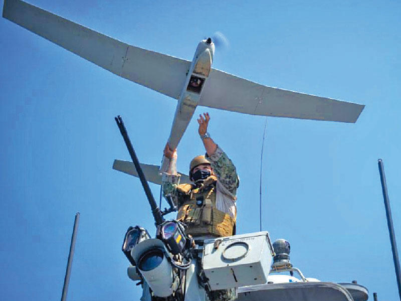 جندي بحري أميركي يطلق دروناً من إحدى السفن في الخليجt(البحرية الأميركية)