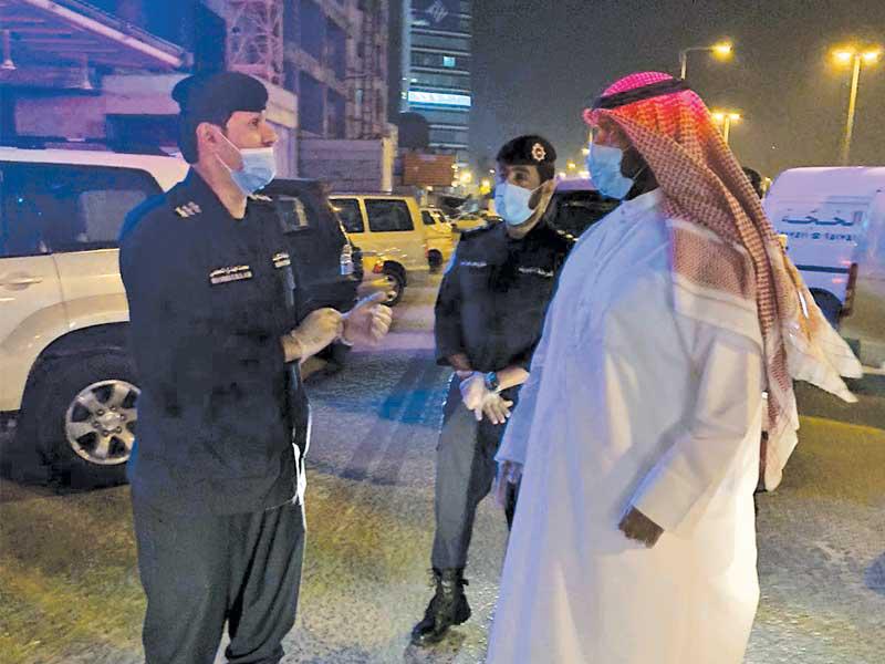 محافظ العاصمة الشيخ طلال الخالد خلال الحجر على العمارات في بنيد القار