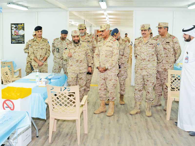 رئيس الأركان العامة للجيش، الفريق الركن محمد الخضر خلال تفقده مركز الفحص الطبي